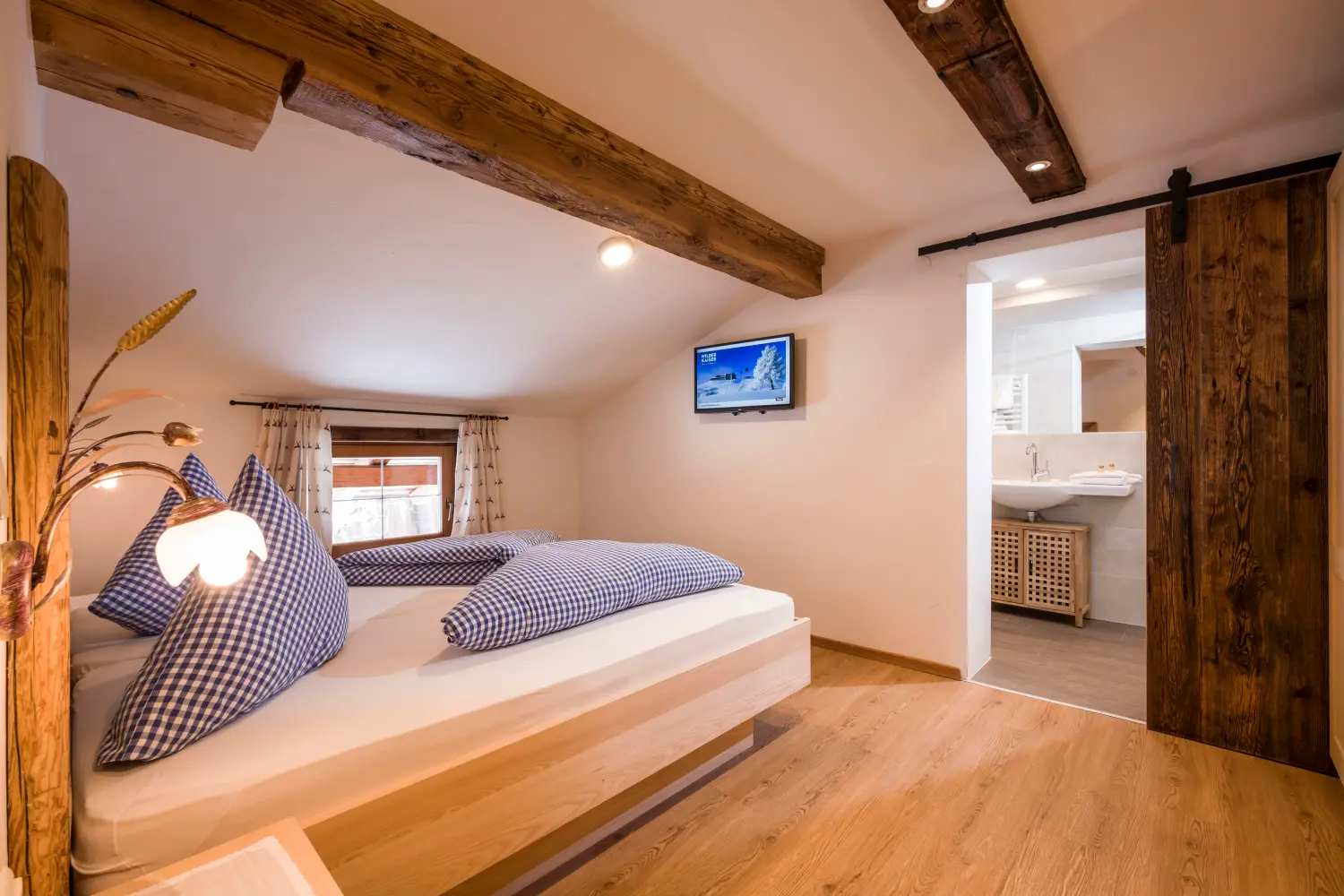 Schlafzimmer mit Holzdecke