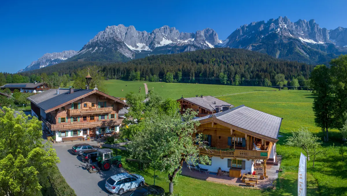 Gafalhof Außenansicht mit Wildem Kaiser im Hintergrund