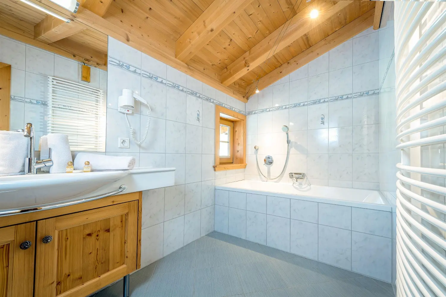 Modernes Badezimmer in Top 1 — Appartementhaus am Gafalhof Going