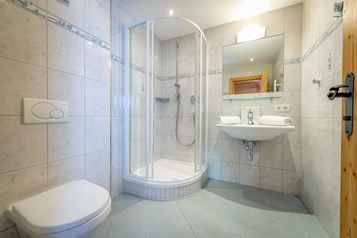 Badezimmer in Top 2 mit Dusche — Appartementhaus am Wilden Kaiser Tirol