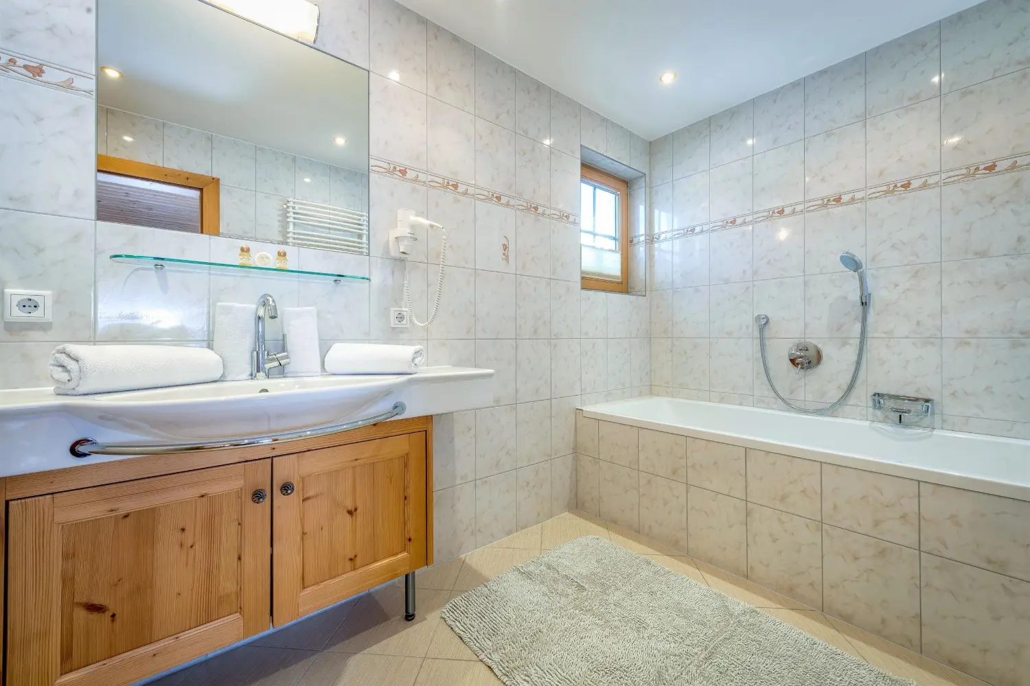 Badezimmer in Top 3 mit Badewanne — Appartementhaus Going am Wilden Kaiser