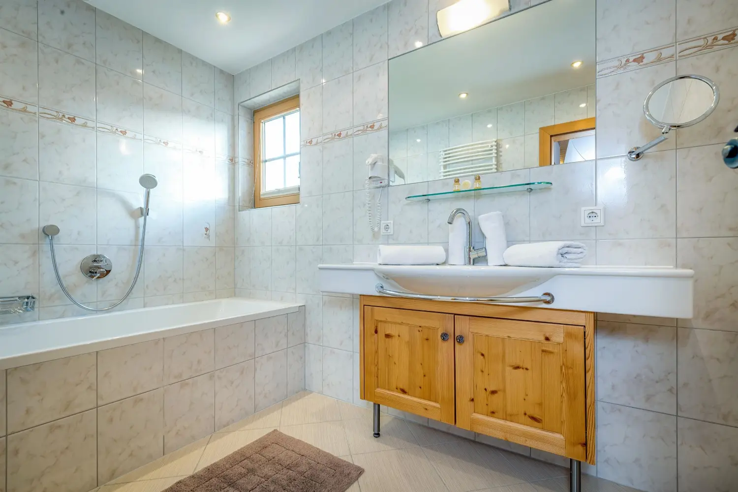 Badezimmer in Top 4 mit Dusche und WC — Appartementhaus am Wilden Kaiser