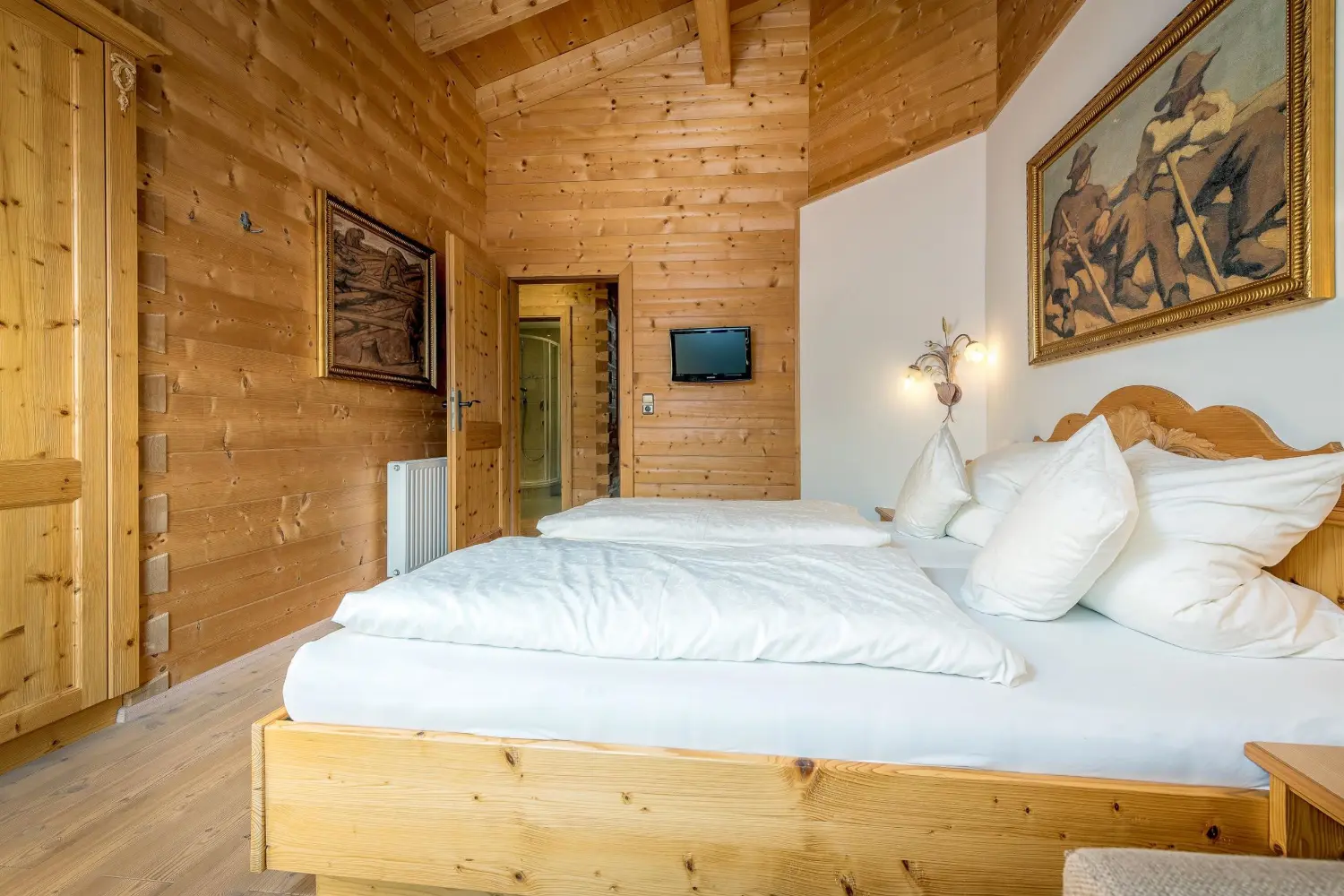 Schlafzimmer in Top 1 mit Massivholz — Ferienwohnung Appartementhaus Wilder Kaiser