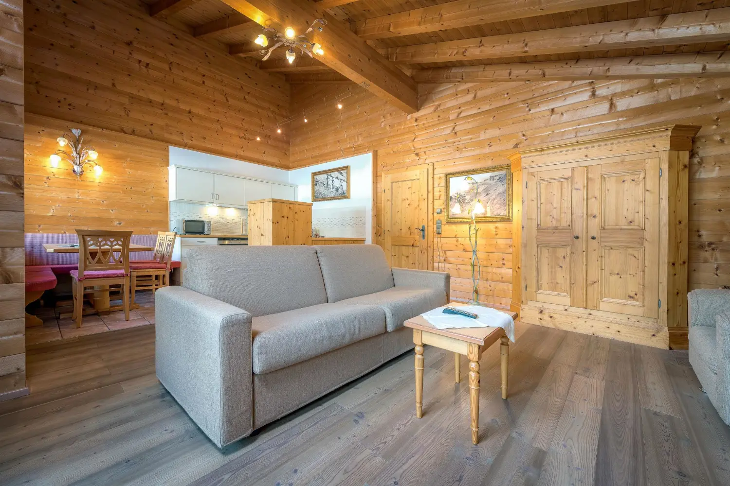 Wohnküche in Top 2 mit Essecke — Ferienwohnung Appartementhaus Going Wilder Kaiser