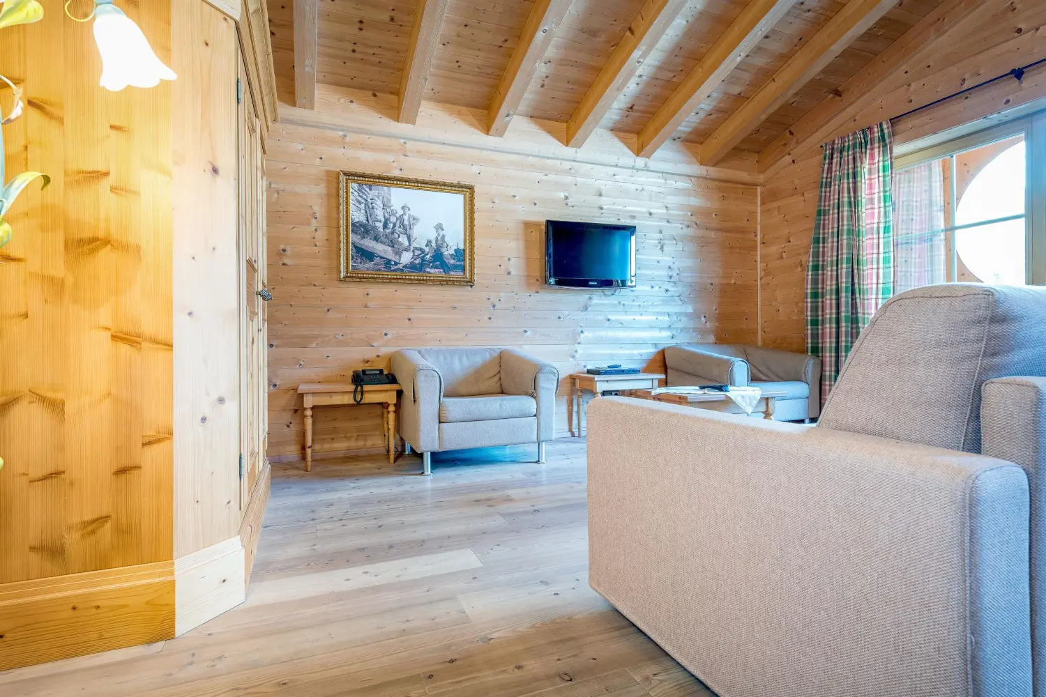 Wohnzimmer in Top 2 mit Kaiser-Blick — Appartementhaus Gafalhof Going Tirol