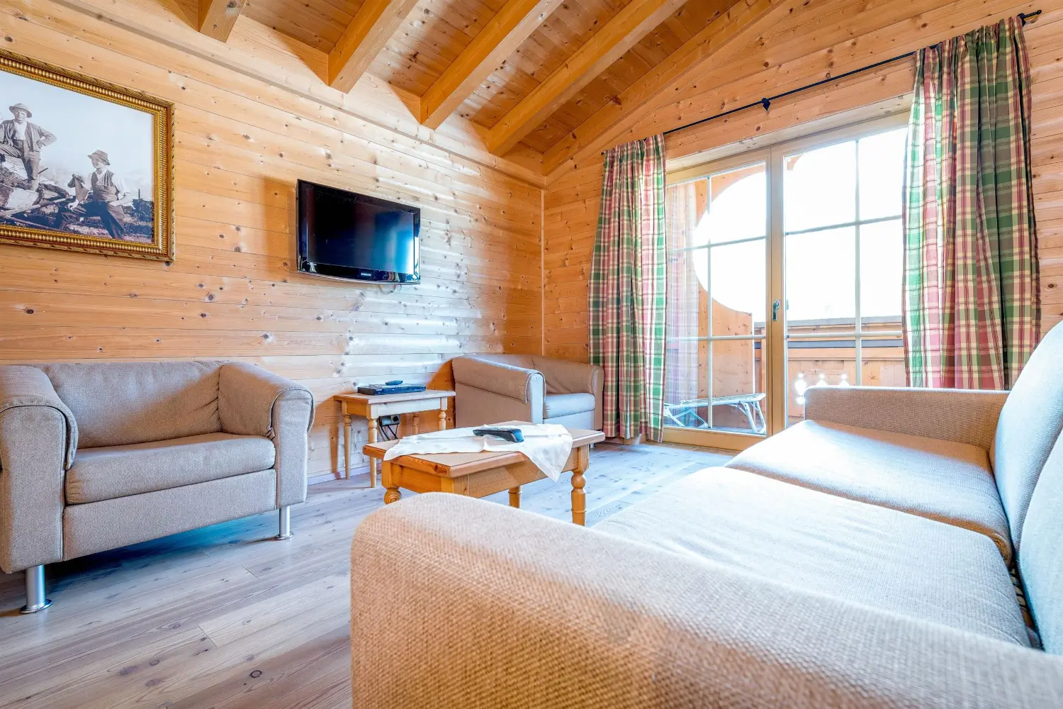 Wohnzimmer in Top 3 mit hellem Holz — Appartementhaus Gafalhof Going Tirol