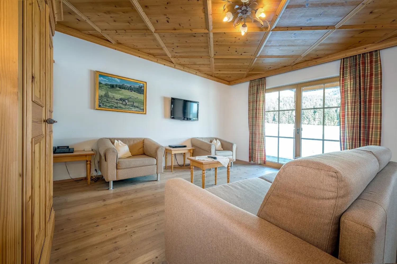 Wohnzimmer in Top 4 mit Balkon-Zugang — Appartementhaus Gafalhof Going