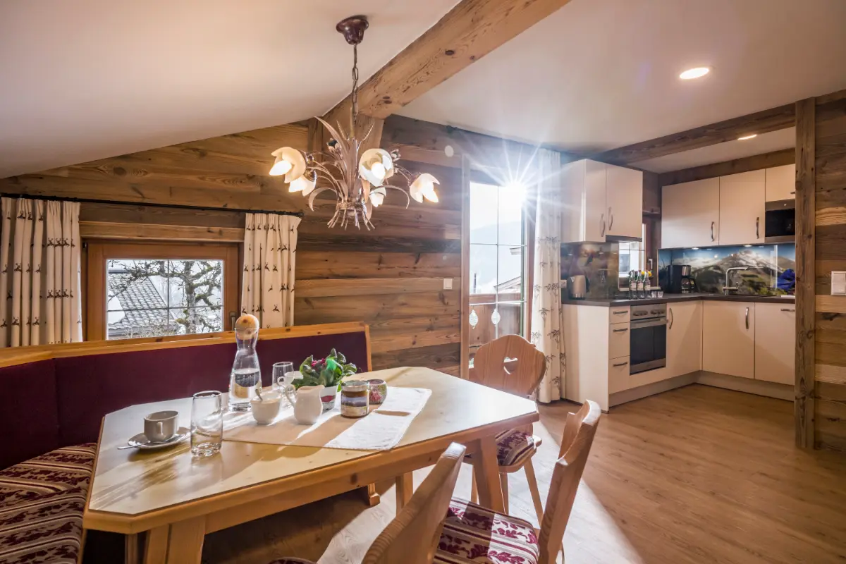 Gemütlicher Wohnbereich im Appartement Alpenblick — Bauernhof-Ferienwohnung Going Tirol