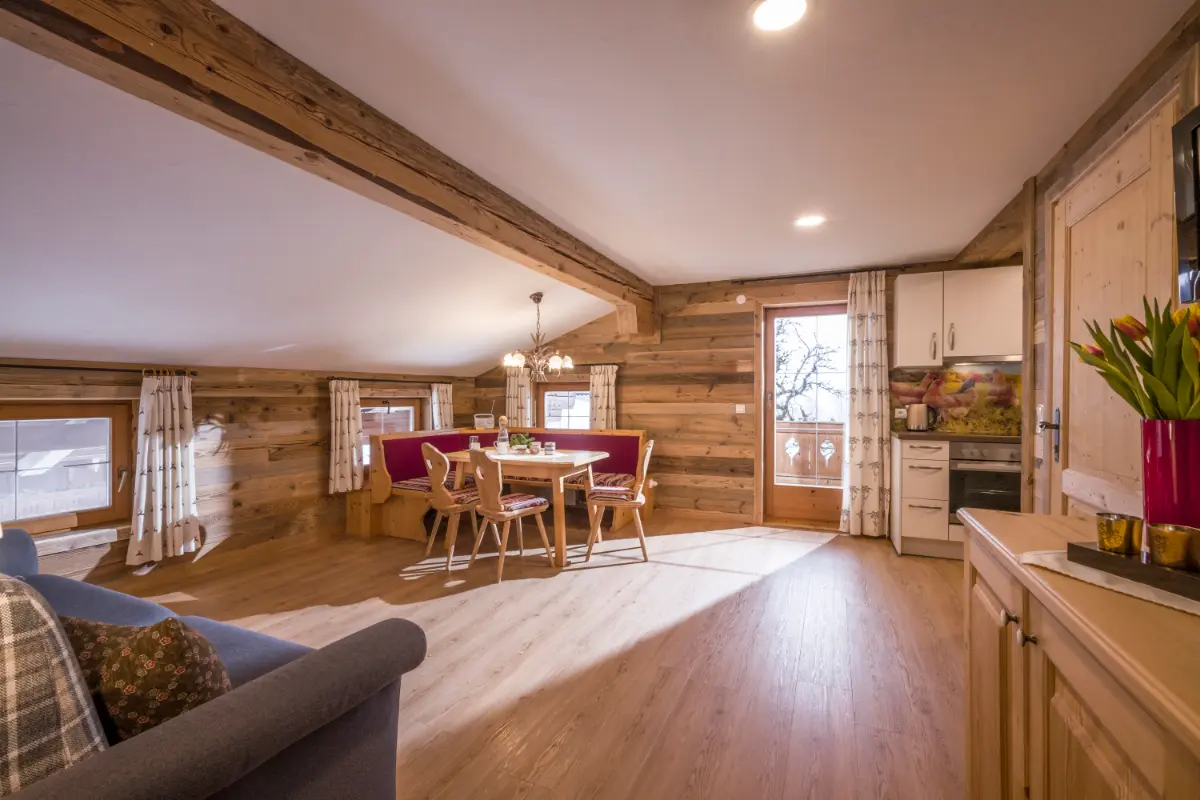 Wohnbereich mit Essplatz im Appartement Alpenblick — Bauernhaus-Ferienwohnung Going