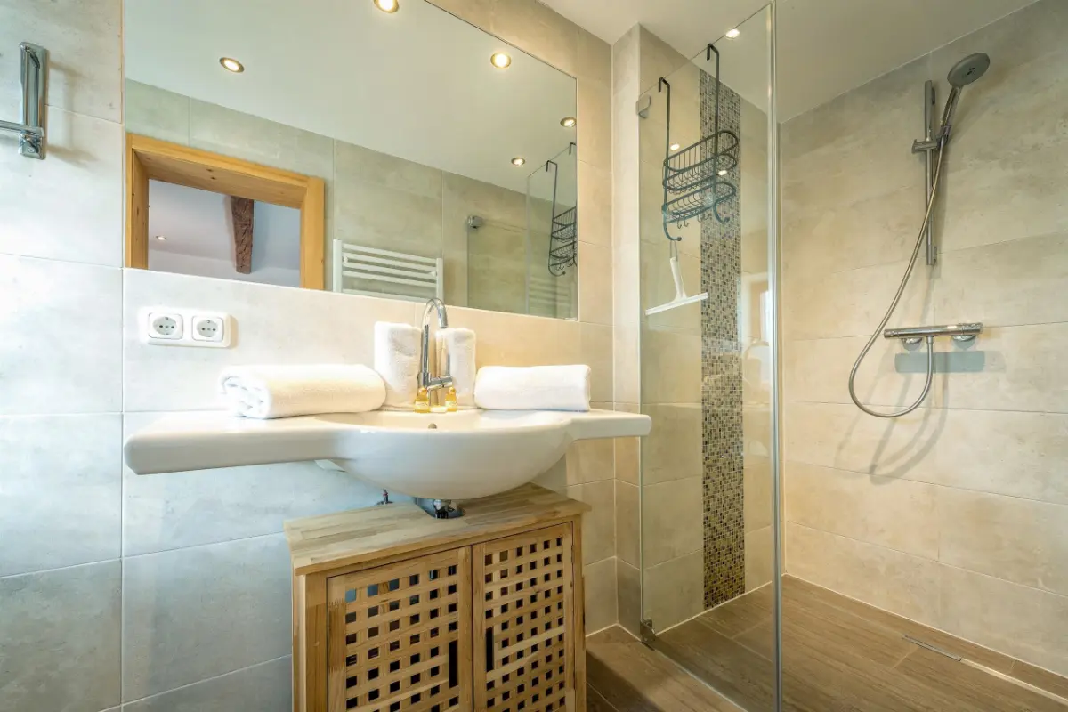 Modernes Badezimmer im Appartement Astbergblick — Bauernhof-Ferienwohnung Wilder Kaiser