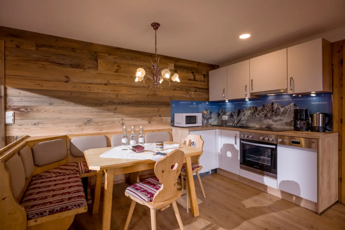 Wohnküche im Appartement Astbergblick mit Blick zum Astberg — Gafalhof Ferienwohnung Going