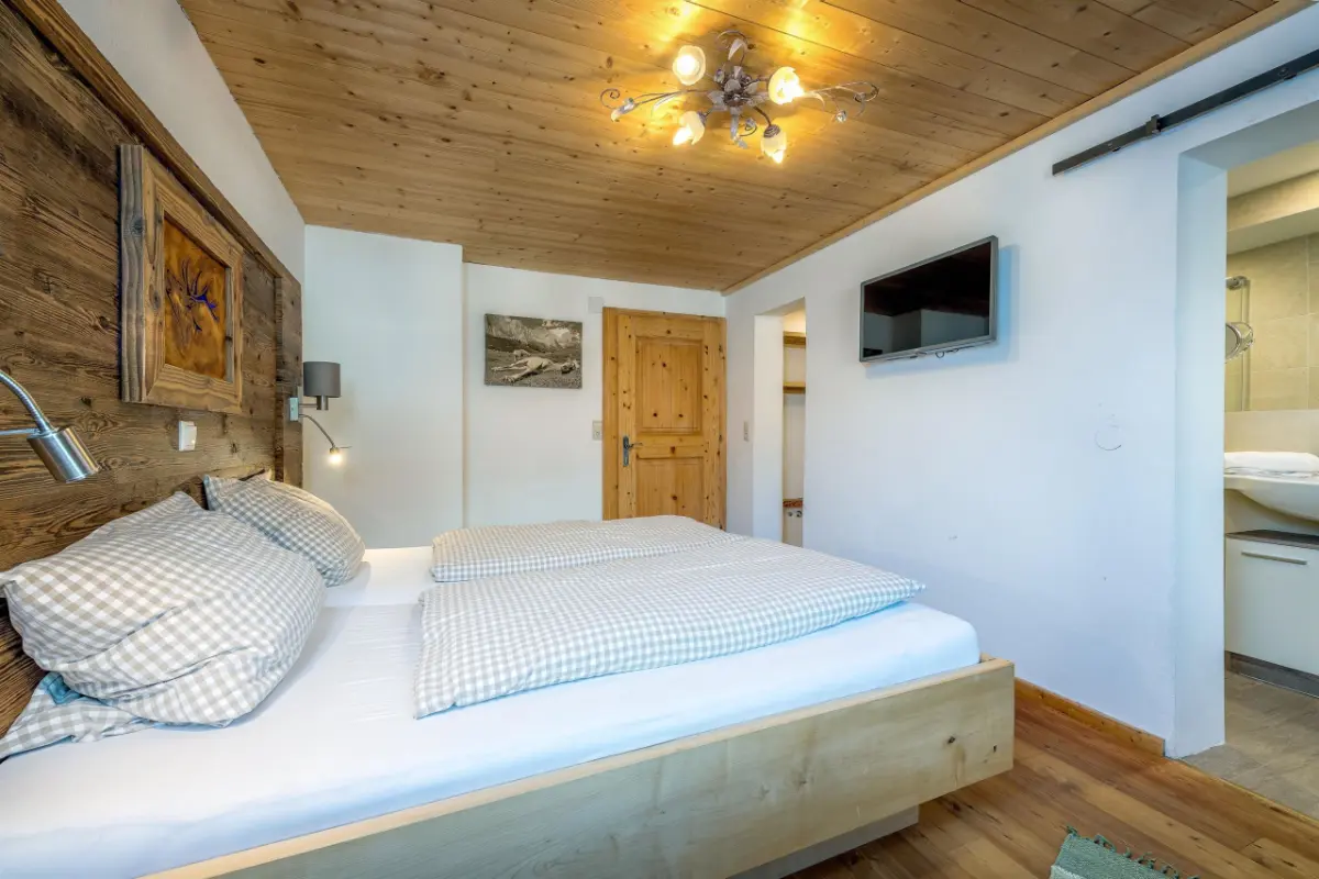 Zweites Schlafzimmer-Detail im Appartement Kaiserblick — Ferienwohnung am Bauernhof Going