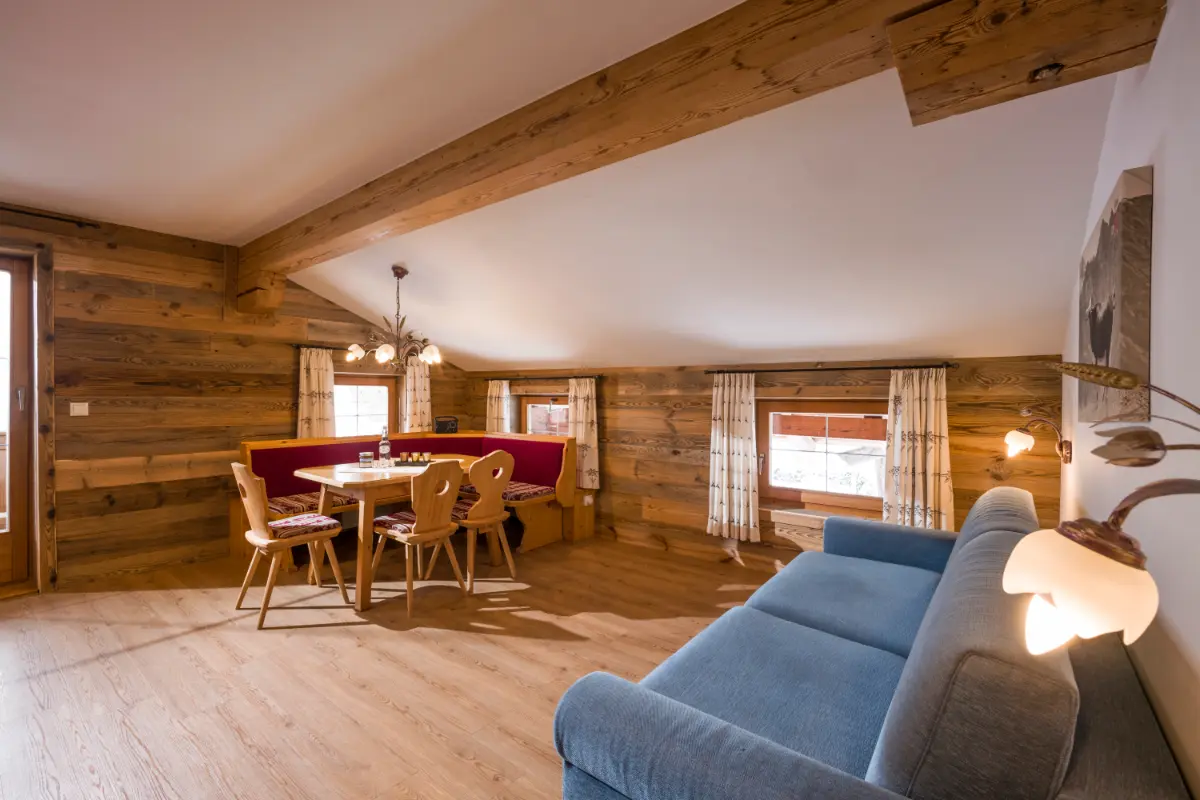 Sonniges Wohnzimmer im Appartement Sonnblick — Bauernhaus-Ferienwohnung Gafalhof Going Tirol