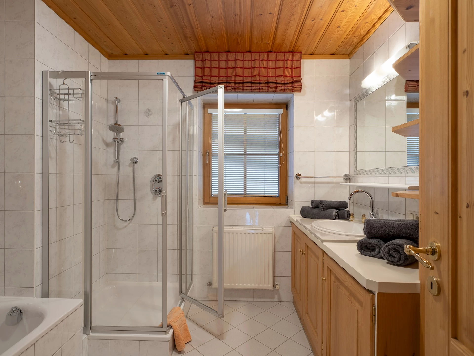 Badezimmer mit Badewanne im Tirolerhaus EG — Ferienwohnung Gafalhof Going