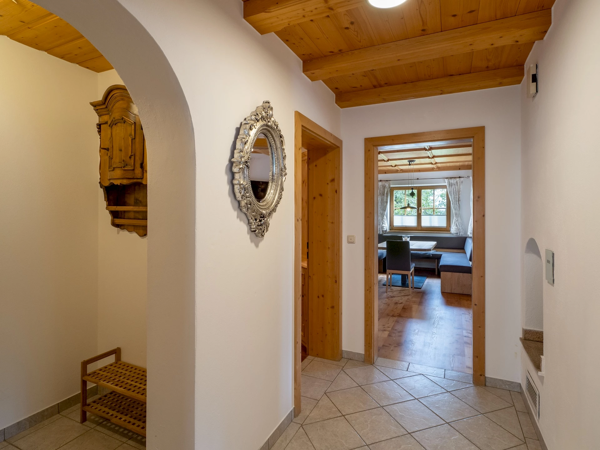 Eingangsgang im Tirolerhaus Erdgeschoss — Ferienwohnung am Gafalhof Going