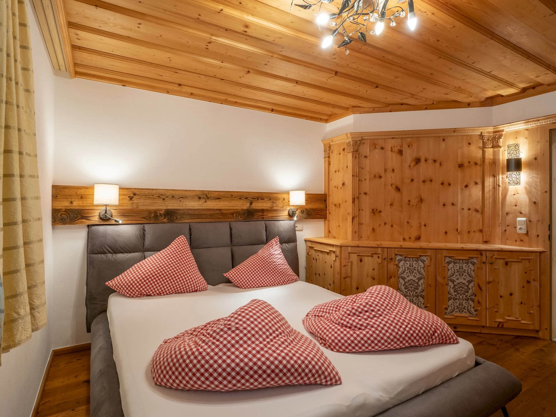 Schlafzimmer im Tirolerhaus Erdgeschoss — Tiroler Massivholz Gafalhof Going