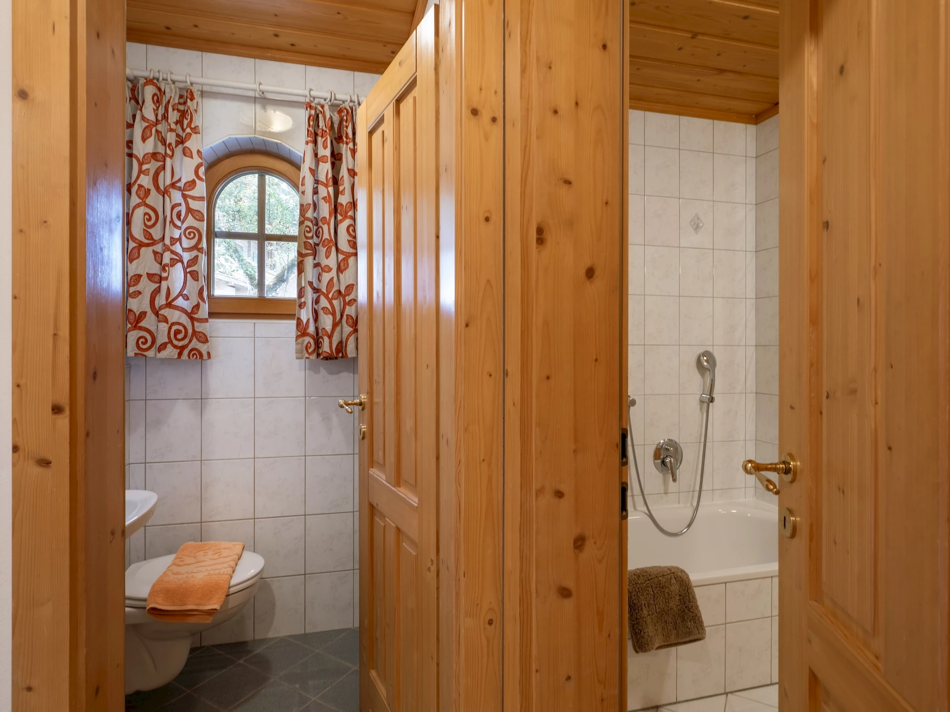 Separates WC im Tirolerhaus Erdgeschoss — Gafalhof Ferienwohnung Wilder Kaiser
