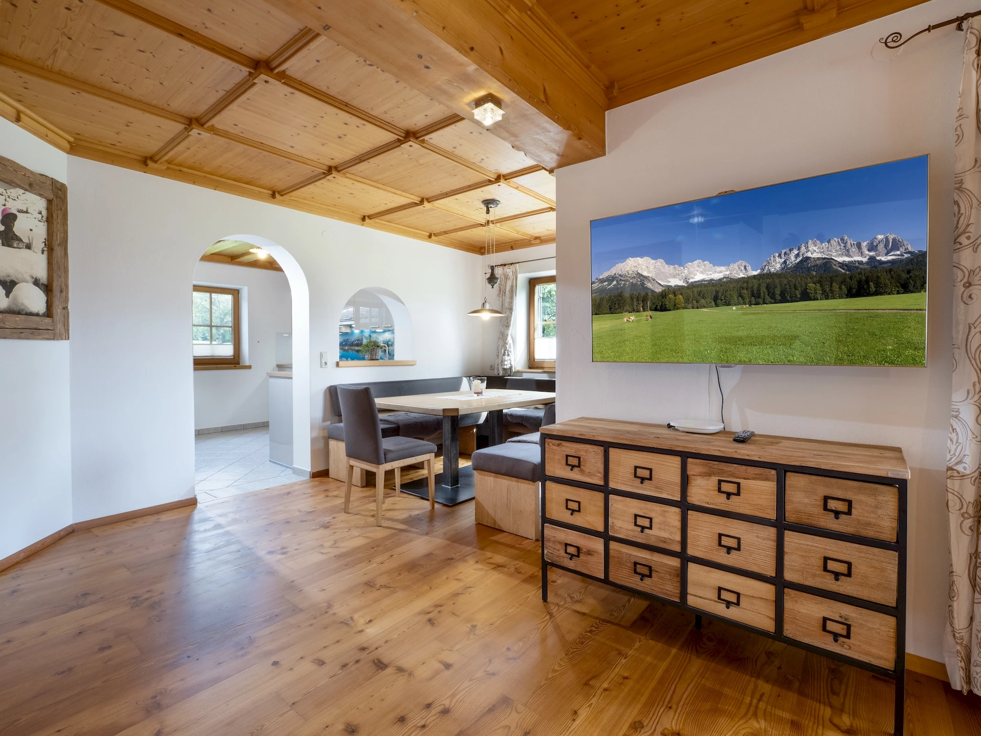 Wohnzimmer im Tirolerhaus Erdgeschoss — Ferienwohnung am Gafalhof Going am Wilden Kaiser