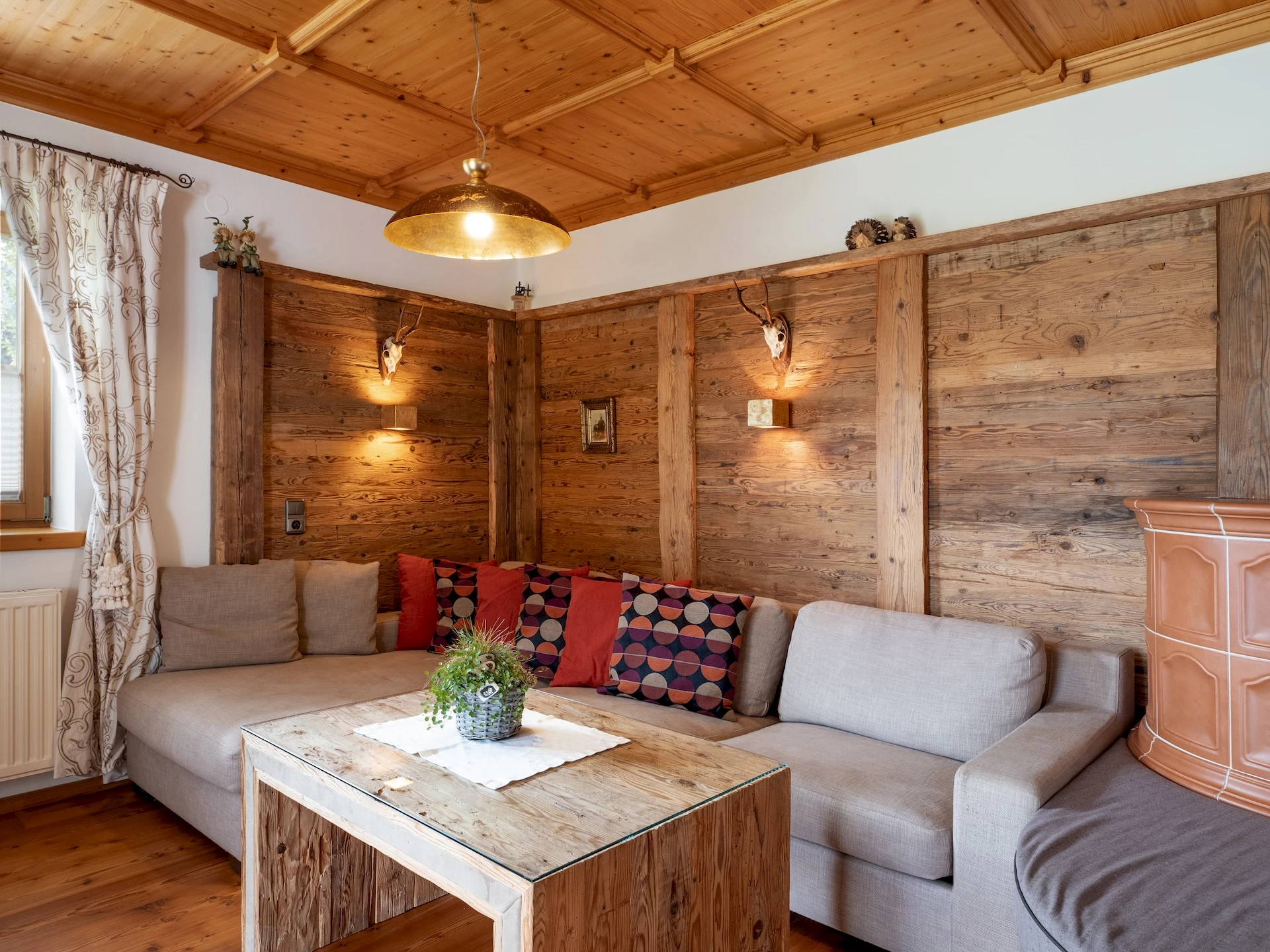 Wohnzimmer mit Couch im Tirolerhaus EG — Ferienwohnung Gafalhof Going Tirol