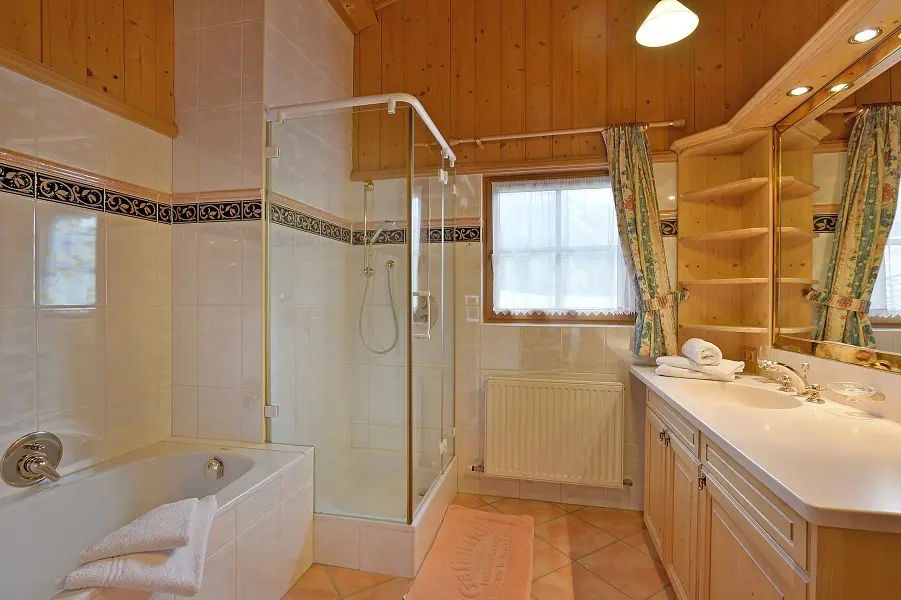 Badezimmer im Tirolerhaus Obergeschoss — VIP-Ferienwohnung Gafalhof Going