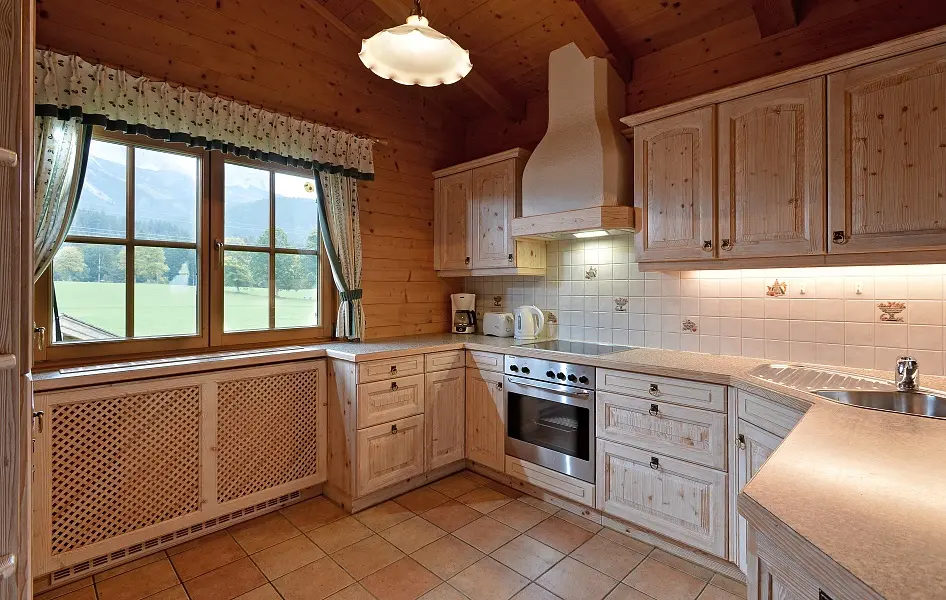 Komplettküche im Tirolerhaus Obergeschoss — Ferienwohnung Gafalhof Wilder Kaiser