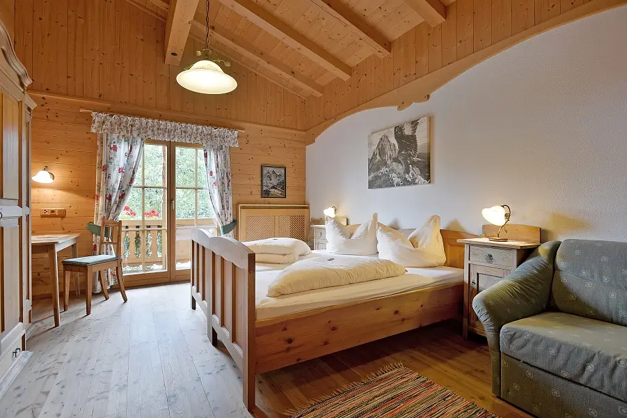 Schlafzimmer im Tirolerhaus Obergeschoss — Massivholz Gafalhof Going Tirol